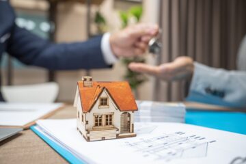 De verkoop van uw huis kan voor een belastingschok zorgen. Hier leest u hoe u uw vermogenswinstbelastingaanslag kunt verlagen