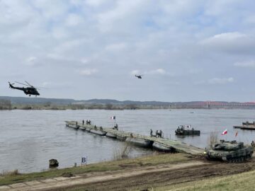 러시아의 불안 속에서 NATO는 폴란드 강을 건너는 군대를 훈련합니다.