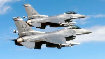 Las grietas en el alféizar del dosel provocaron la inmovilización de 90 F-16 de la USAF durante el año pasado