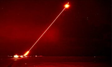 Kurilla z Centralnego Dowództwa przygląda się laserom przeciwdziałającym dronom na Bliskim Wschodzie