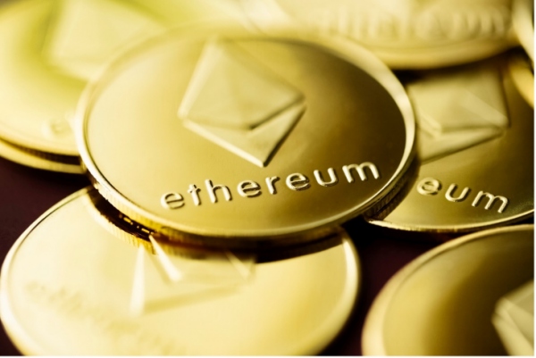 kultakolikoita ethereum-logolla