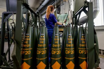 EU drysser 560 millioner dollars over forsvarsvirksomheder for at øge ammunitionsproduktionen