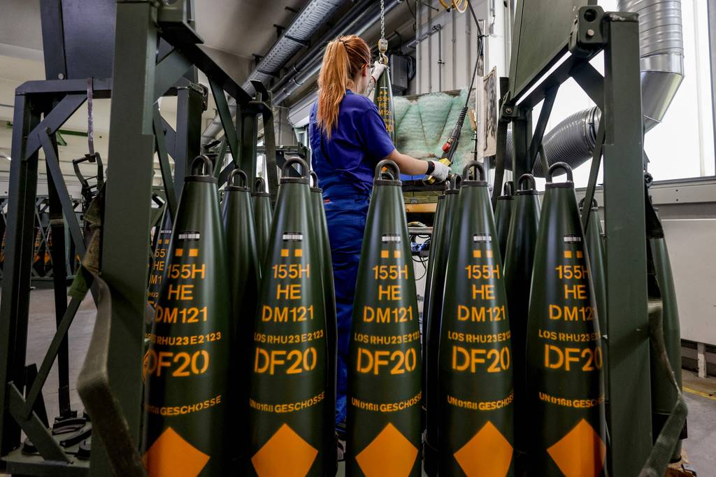 Η ΕΕ κατανέμει 560 εκατομμύρια δολάρια σε αμυντικές εταιρείες για να αυξήσει την παραγωγή πυρομαχικών