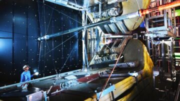Todisteita "kvarkkien yhteenliittymisestä" LHC-törmäyksissä – Physics World