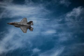 Förseningar i uppgraderingen av F-35 får det amerikanska flygvapnet att minska inköpen av jetflygplan