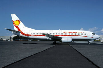 Historisches Foto: Sunworld International Airways (1.) Boeing 737-3Q8 N871L (msn 23256) LAS (Robert E. Garrard). Bild: 962705.