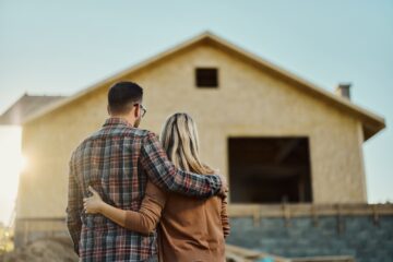 Gli acquirenti di case devono guadagnare l’80% in più rispetto al 2020 per permettersi una casa in questo mercato. Non è solo a causa degli alti tassi ipotecari