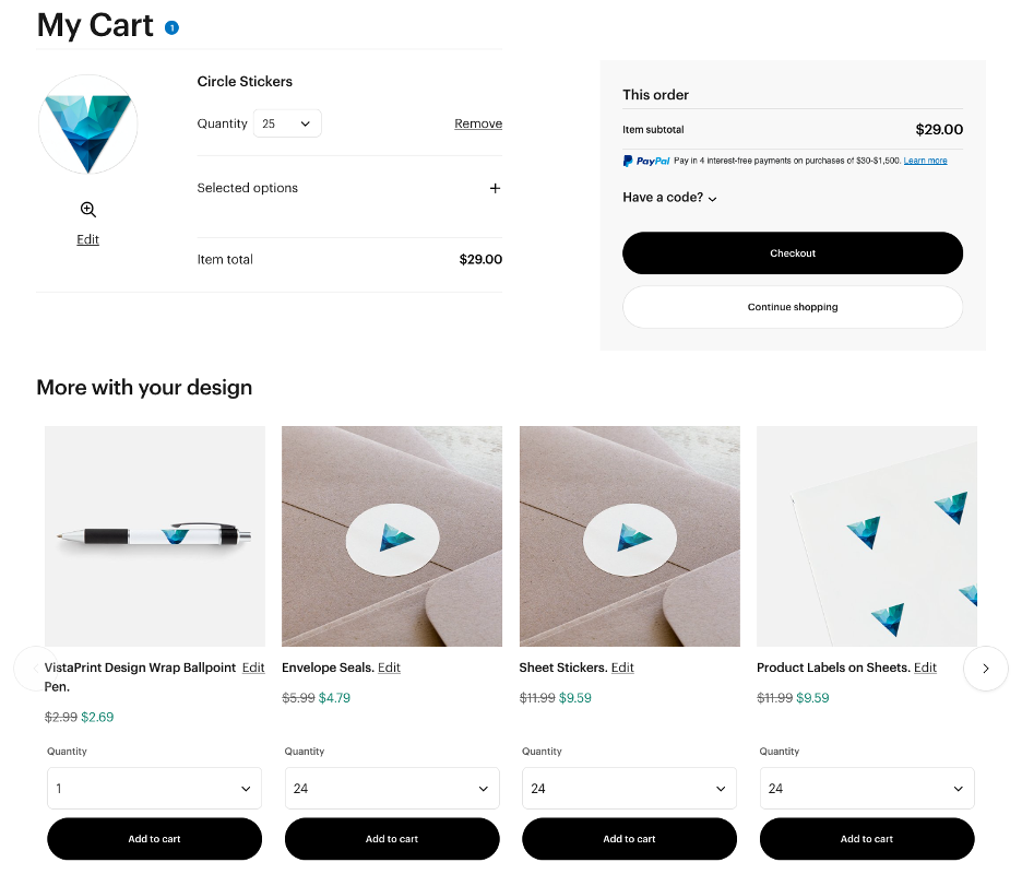 Képernyőkép, amely személyre szabott termékajánlatokat mutat be a vistaprint.com bevásárlókosár oldalán. A személyre szabott termékajánlók egy képzeletbeli logót is tartalmaznak, ahogyan az a személyre szabott gyártott termékeken szerepelne.