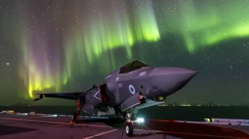 Des photos incroyables du HMS Prince Of Wales et de ses F-35B sous les aurores boréales