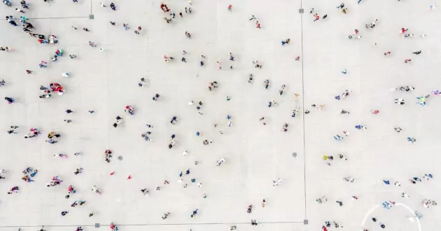 Flygfoto över folkmassan som minglar
