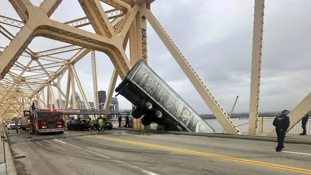 El rescate del camionero que colgaba del puente fue un esfuerzo de equipo, dice un bombero - Autoblog