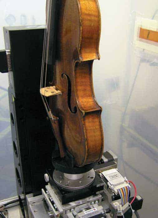 Fotografia de um violino de 250 anos feito pelo construtor de instrumentos de Piacenza, Giovanni Battista Guadagnini, que agora pertence ao músico norueguês Peter Herresthal e que foi estudado no síncrotron Elletra em Trieste, Itália