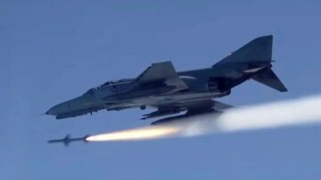 ROKAF F-4E Phantom запускает боевую ракету AIM-7M Sparrow