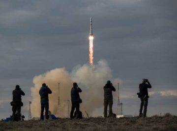 รัสเซียส่งลูกเรือ 3 คน รวมทั้งนักบินอวกาศสหรัฐฯ ไปยังสถานีอวกาศ