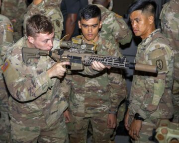 Soldații testează arma de echipă de generație următoare pe vreme extrem de rece
