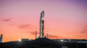 SpaceX lança foguete Falcon 9 no pôr do sol do voo Starlink da Base da Força Espacial de Vandenberg