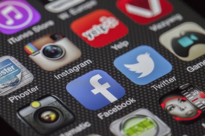 Telefondaki sosyal medya simgeleri - Daha Fazla Servet Parası Kazanma Stratejileri