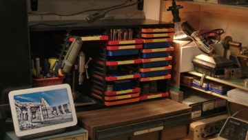Rack de CD de brechó se transforma em playground de armazenamento de peças pequenas