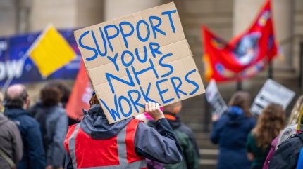 Britiske yngre leger stemmer 98 % for å fortsette streiken