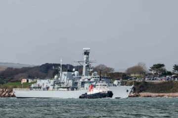 Британский фрегат Type 23 St Albans возвращается в море после ремонта
