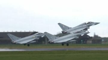 A videó azt mutatja be, hogy a RAF-tájfunok ritka hármas formációt hajtanak végre