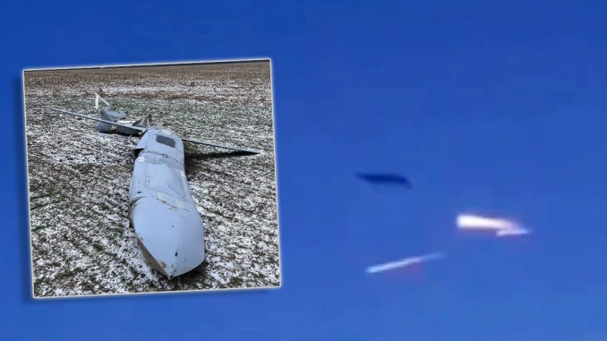 Film pokazuje flary wabiące rosyjskiej rakiety wycieczkowej w locie podczas ataku na tamę Dnipro
