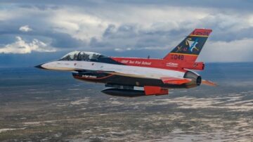 AI πέταξε X-62 VISTA κατά τη διάρκεια προσομοίωσης σκυλομαχίας εναντίον επανδρωμένων F-16