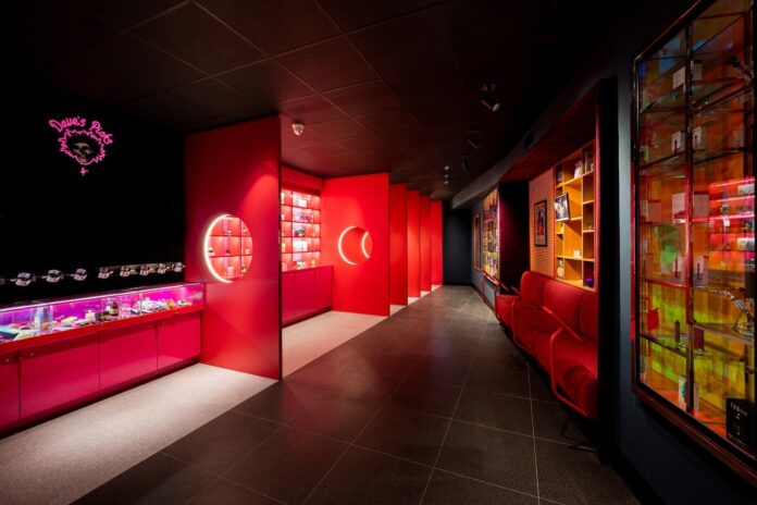 Scarlet Fire dispensary in Ontario Canada by SevenPoint Interior