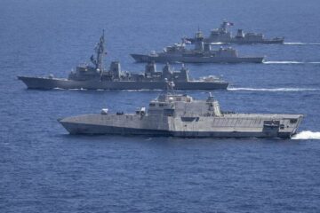 澳大利亚、日本、菲律宾、美国海军舰艇举行首次南海演习