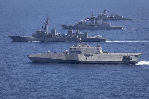 Australiens, Japans, Filippinska, amerikanska flottans fartyg genomför den inledande övningen i Sydkinesiska havet