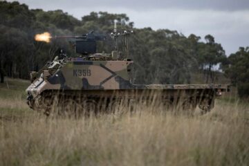 Het Australische leger test het schietvermogen op afstand van onbemande APC