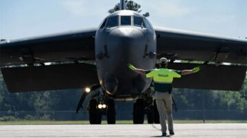 B-52s غیر مانوس ہوائی اڈوں سے کام کرنے کی اپنی صلاحیت کو جانچنے کے لیے شہری ہوائی اڈے پر اترے