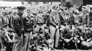 Sjekk ut dette bildet av kaptein Marc Mitscher som holder ordrene for Doolittle-raidet, for 82 år siden i dag