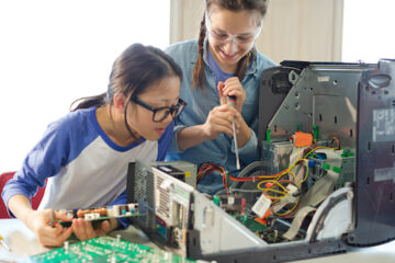 STEM 教育で女子に力を与え、明日のテクノロジー産業を構築する