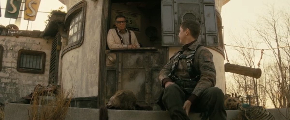 The radio operator (Fred Armisen) talking to Thaddeus (Johnny Pemberton) in a still from Fallout episode 7