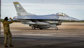 F-16 sosesc la Eglin pentru a fi modificate cu tehnologie de zbor autonom