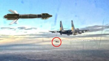 Eerste beelden van Oekraïense Su-27 die door Frankrijk geleverde AASM-hamerbom laat vallen