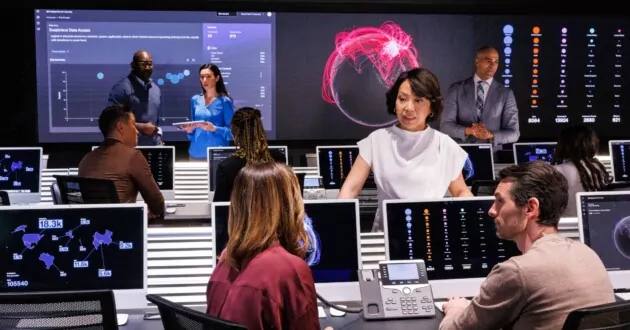 Sepuluh profesional dalam pengalaman pelatihan keamanan siber yang mendalam di IBM X-Force Cyber ​​Range di Washington DC