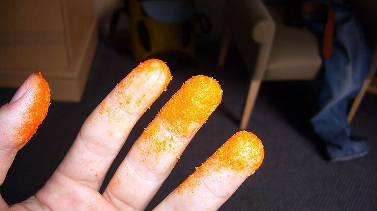 Ein Bild zeigt jemanden mit Cheetos-Käse an den Fingern. Dies wird oft als Argument gegen Gamer angeführt, die sich über die Produktqualität beschweren und „Cheeto-Finger“ als Beweis dafür anführen, dass die Leute sich nicht um ihre Produkte kümmern