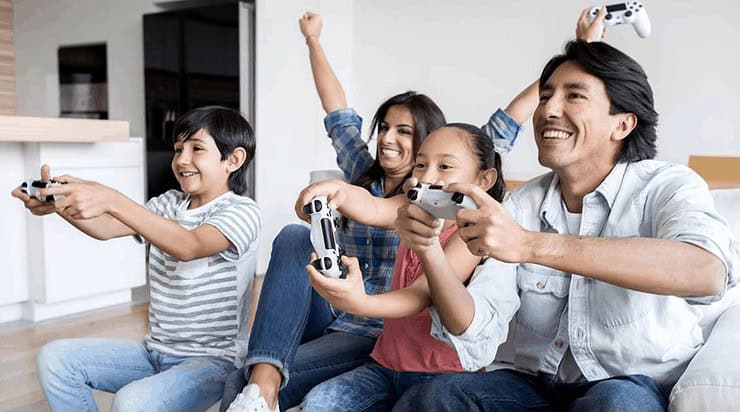 Ein Bild, das eine vierköpfige Familie zeigt, die Spaß hat und gemeinsam Videospiele spielt. Wird verwendet, um das Gelegenheitsspielpublikum in einem positiven Licht darzustellen