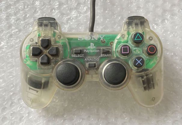 Ein Bild eines der speziellen Crystal-Controller-Designs für die Original-PlayStation-Konsole