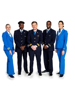 KLMオランダ航空、快適性と幸福感を高めるために制服の一部としてスニーカーを導入