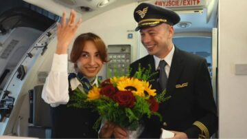 Lời cầu hôn của phi công LOT với tiếp viên hàng không được lan truyền rộng rãi