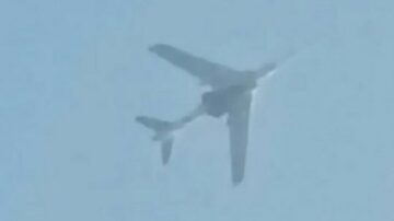 संशोधित चीनी H-6 बमवर्षक रहस्यमय ड्रोन ले जाते हुए देखा गया