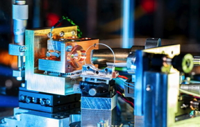 Teraz nanotechnologia — komunikat prasowy: Dzięki VECSEL w kierunku Internetu kwantowego Fraunhofer: IAF osiąga rekordową moc wyjściową dzięki VECSEL dla kwantowych przetwornic częstotliwości