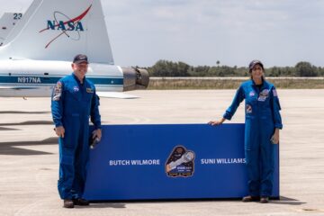 NASA astronaudid saabuvad Kennedy kosmosekeskusesse enne Boeing Starlineri meeskonna lennukatset