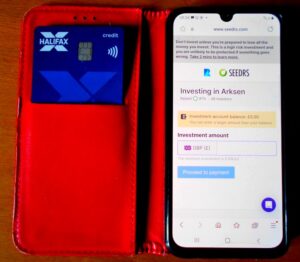 Making an ivestment through equity crowdfunding on a smartphone with a credit card