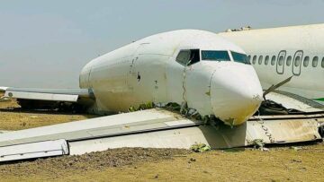 Самолет Safe Air Boeing 727-200F столкнулся со стационарным самолетом African Express Airways MD-80