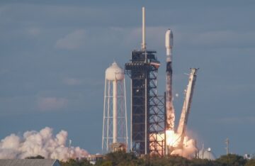SpaceX lancia il razzo Falcon 9 dal Kennedy Space Center nella prima missione "Bandwagon".