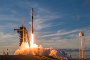 SpaceX запускає першу спеціальну місію для спільної поїздки на середньому нахилі
